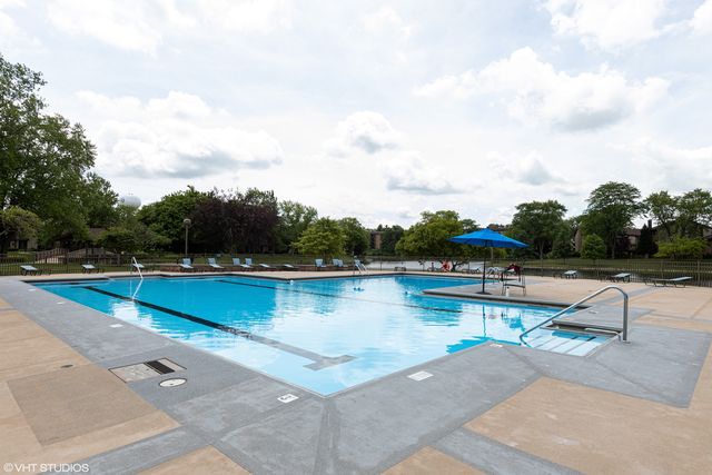 301 Lake Hinsdale Drive 404, Willowbrook, IL 60527