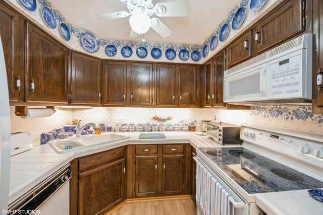 301 Lake Hinsdale Drive 404, Willowbrook, IL 60527