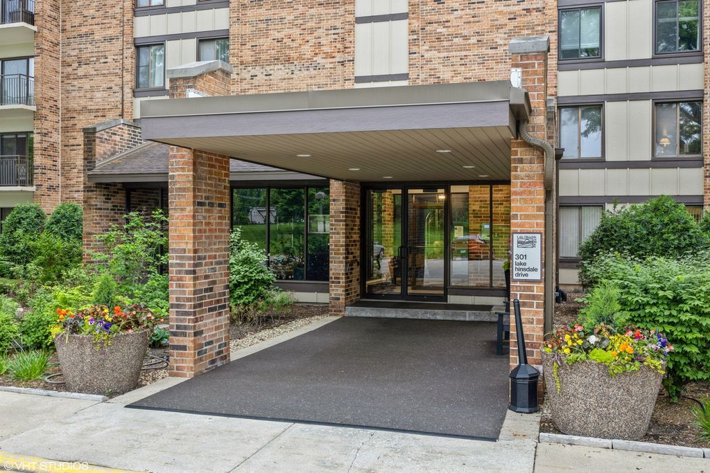 301 Lake Hinsdale Drive 404, Willowbrook, IL 60527