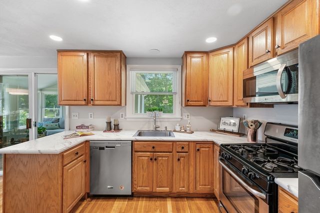 28 Orchard Dr, North Reading, MA 01864