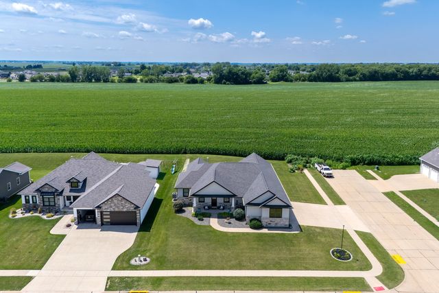 920 Muirfield Circle, Eldridge, IA 52722