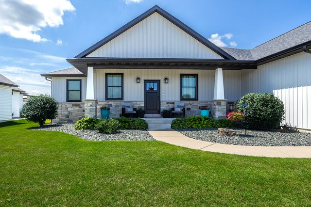 920 Muirfield Circle, Eldridge, IA 52722