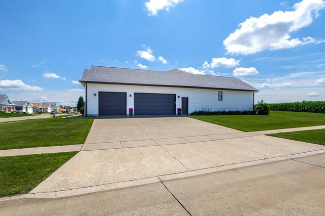920 Muirfield Circle, Eldridge, IA 52722