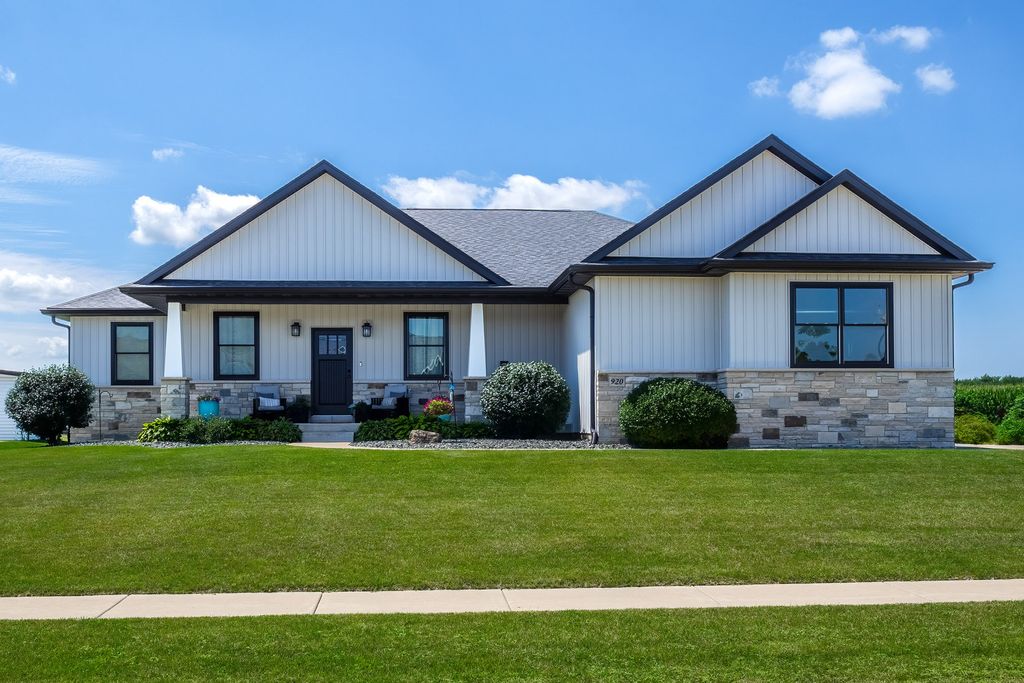 920 Muirfield Circle, Eldridge, IA 52722