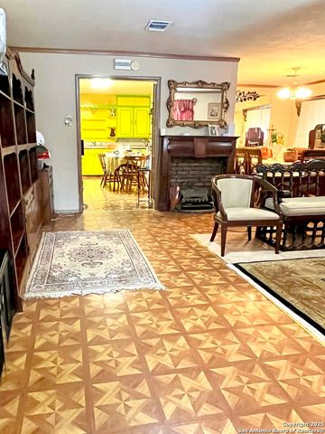 635 Kendalia, San Antonio, TX 78221