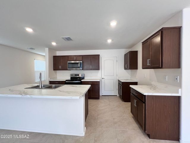 11977 E Chamrod Drive, Vail, AZ 85641