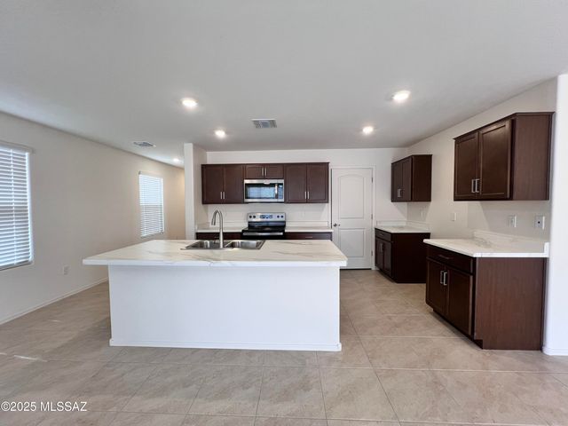 11977 E Chamrod Drive, Vail, AZ 85641