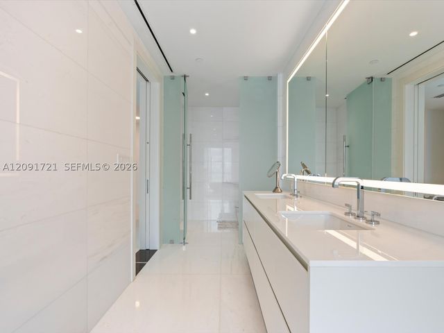 300 Biscayne Boulevard Way 3304C, Miami, FL 33131