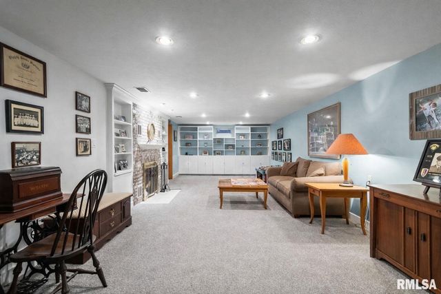 180 East Hazel Dell Lane, Springfield, IL 62712