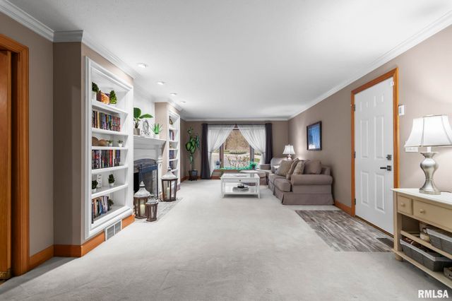 180 East Hazel Dell Lane, Springfield, IL 62712