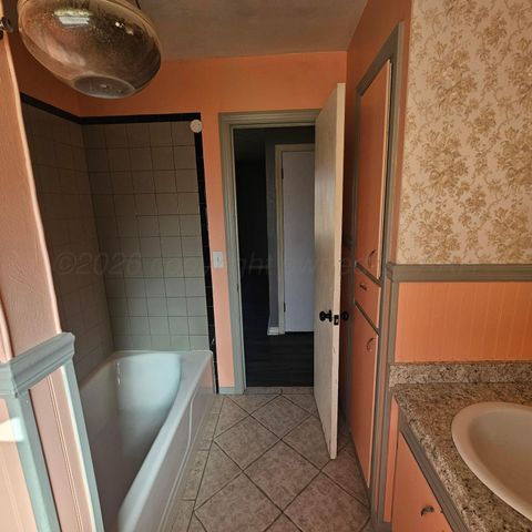 2121 N ZIMMERS Street, Pampa, TX 79065