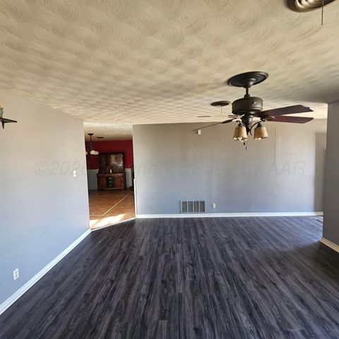 2121 N ZIMMERS Street, Pampa, TX 79065