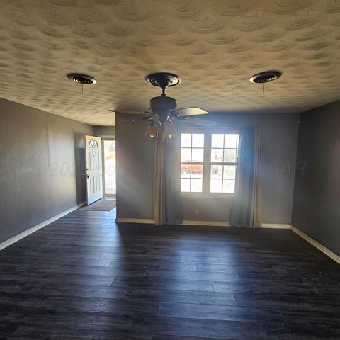 2121 N ZIMMERS Street, Pampa, TX 79065