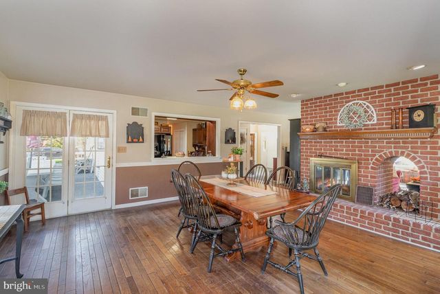 316 E MEADOW DR, Mechanicsburg, PA 17055