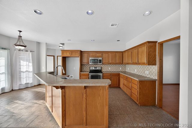 14632 S 326th East Avenue, Coweta, OK 74429