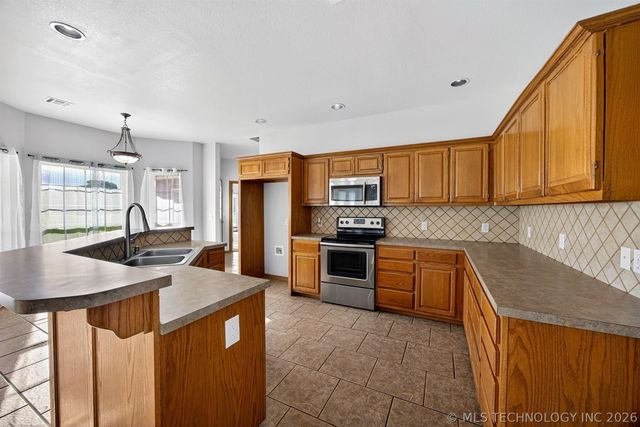 14632 S 326th East Avenue, Coweta, OK 74429