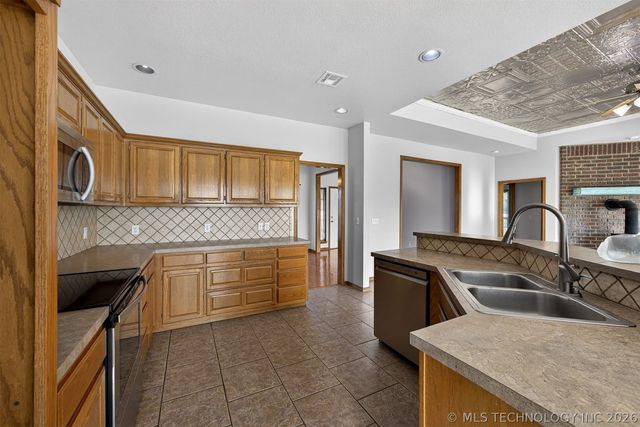 14632 S 326th East Avenue, Coweta, OK 74429