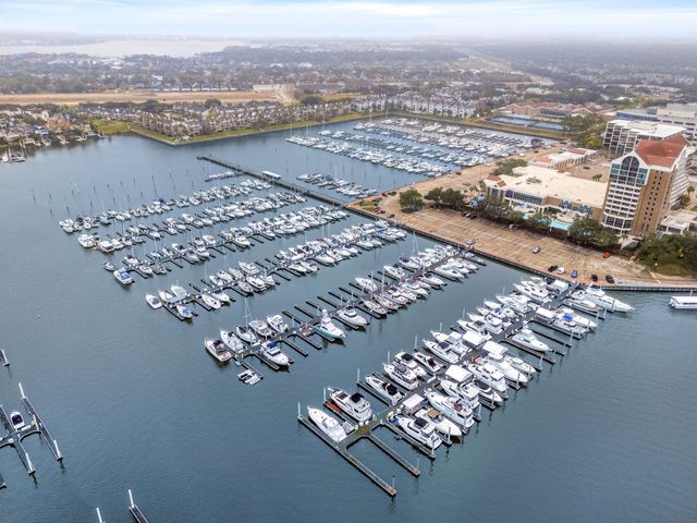 321 Holly Branch Lane, Kemah, TX 77565