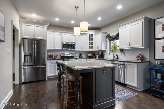 5203 Rock Ridge Dr, Louisville, KY 40241