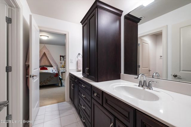 5203 Rock Ridge Dr, Louisville, KY 40241