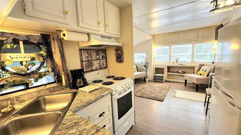 Image 13 of property listing at 3300 26TH AVENUE E 105, Bradenton, FL 34208