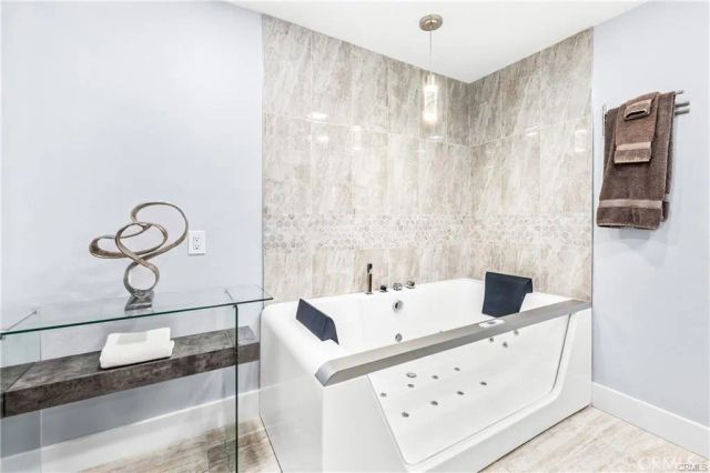 16255 Pacific Cir. 202, Huntington Beach, CA 92649