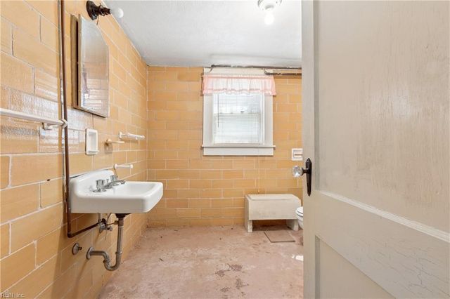 7244 Joseph Lewis RD, Hayes, VA 23072