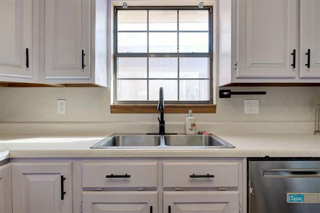 702 N 17th Street, Guthrie, OK 73044