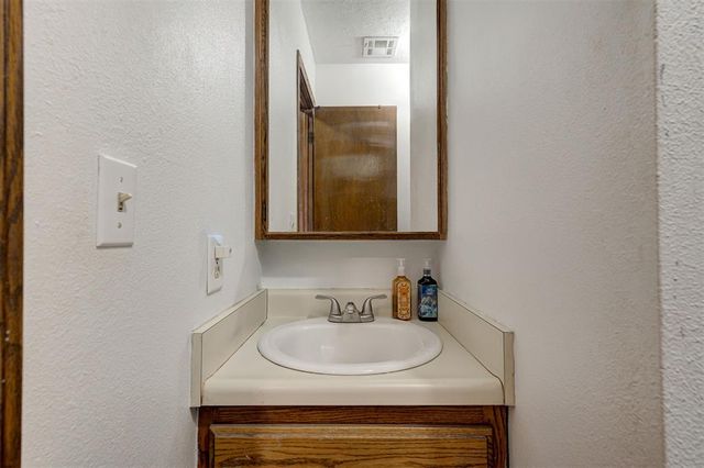 702 N 17th Street, Guthrie, OK 73044