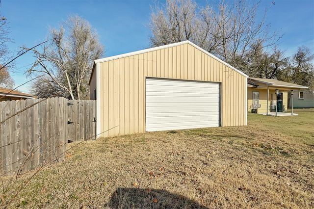 702 N 17th Street, Guthrie, OK 73044