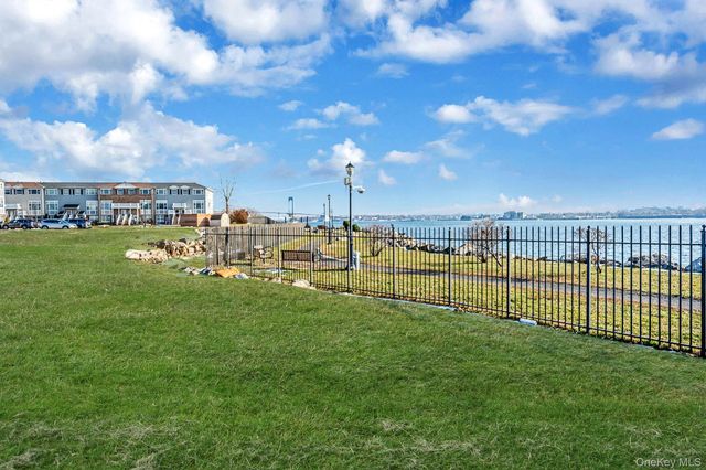 101 Surf Drive 23, Bronx, NY 10473