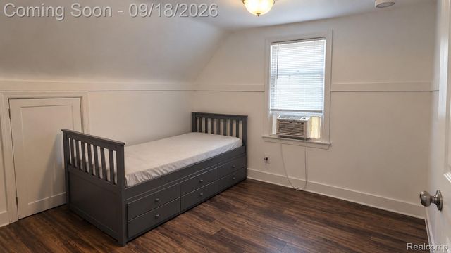 26095 Powers Avenue, Dearborn Heights, MI 48125