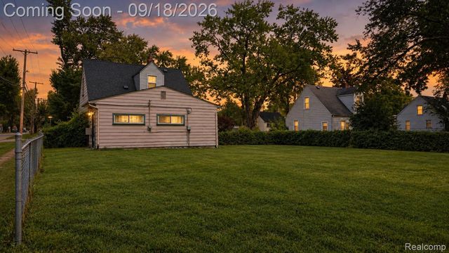 26095 Powers Avenue, Dearborn Heights, MI 48125