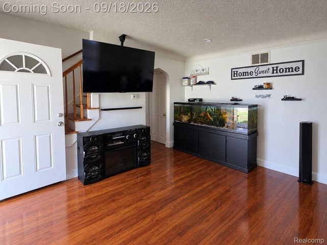 26095 Powers Avenue, Dearborn Heights, MI 48125