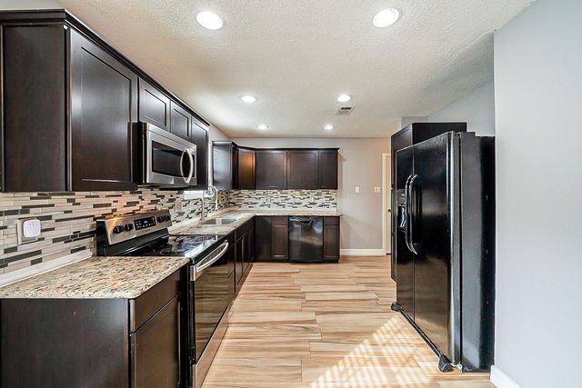 2707 Stonehedge Drive, Baytown, TX 77521