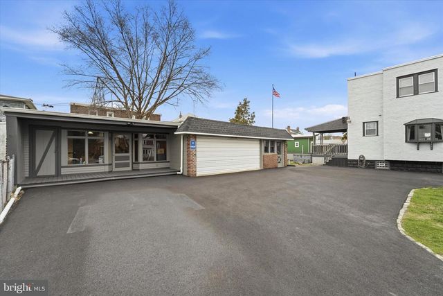 825-827 BROAD ST, Darby, PA 19023