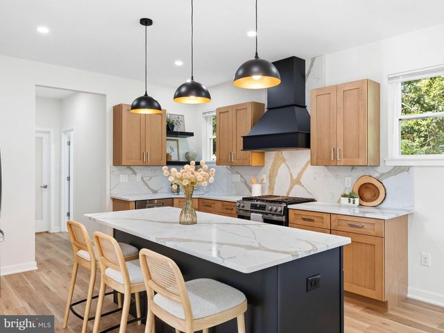 206 E CAMDEN AVE, Moorestown, NJ 08057
