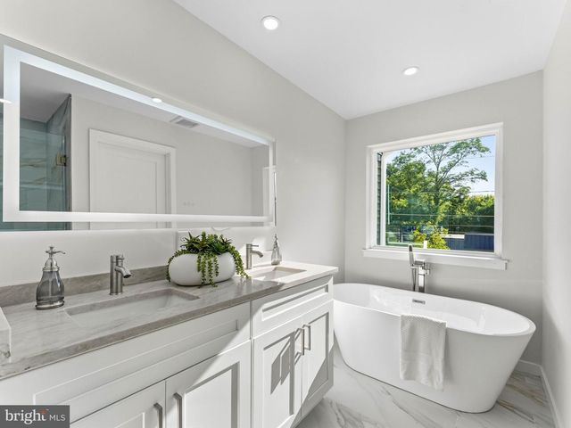 206 E CAMDEN AVE, Moorestown, NJ 08057