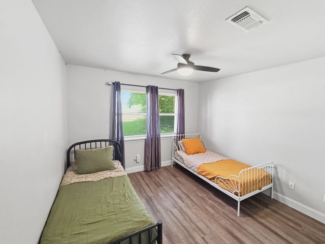 704 W Bells Boulevard, Bells, TX 75414