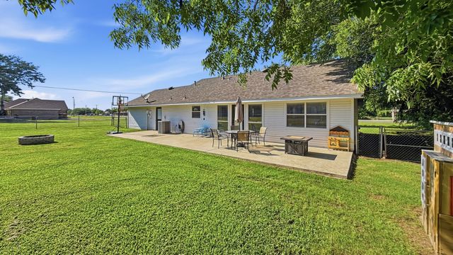704 W Bells Boulevard, Bells, TX 75414