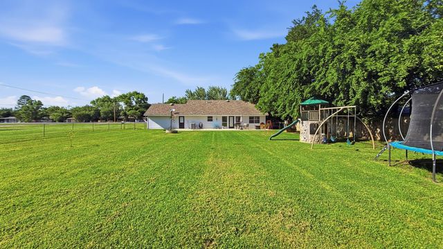 704 W Bells Boulevard, Bells, TX 75414