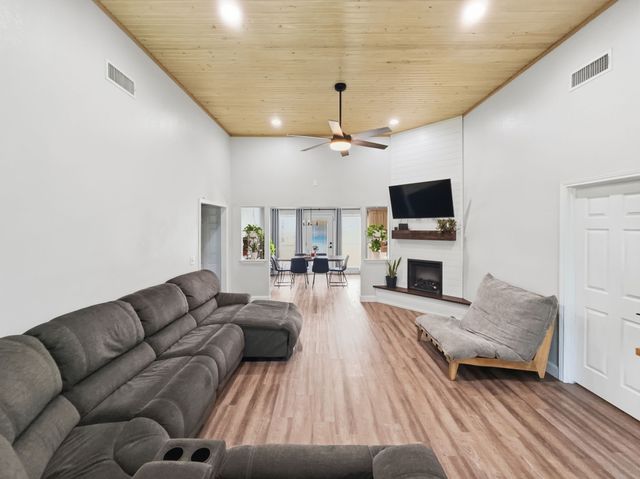 704 W Bells Boulevard, Bells, TX 75414