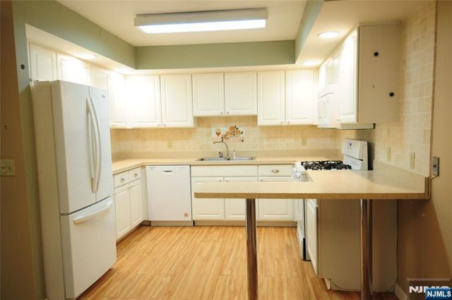 401 Dercole Court 332, Norwood, NJ 07648