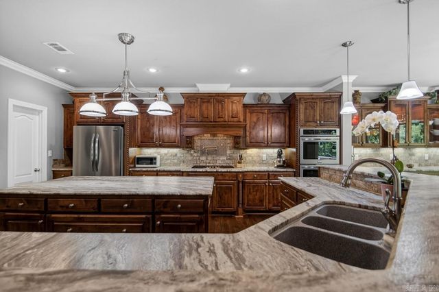 8 Weatherstone Point, Little Rock, AR 72211