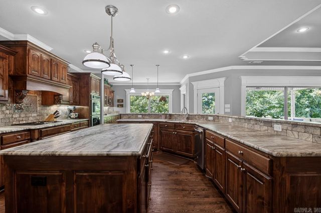 8 Weatherstone Point, Little Rock, AR 72211