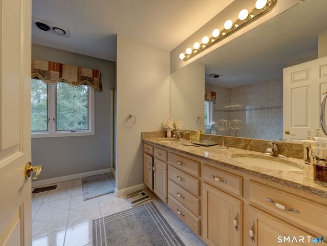 37 Skyview Terrace, Manchester, CT 06040