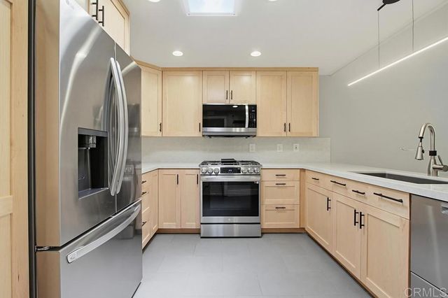 2201 Plaza de las Flores, Carlsbad, CA 92009