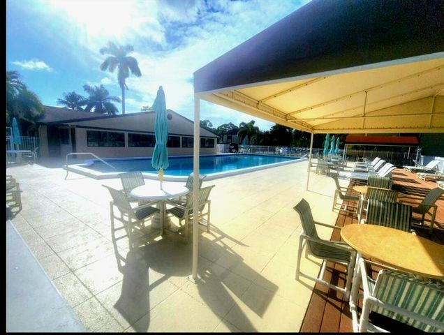 209 Pine Hov Circle B-2, Greenacres, FL 33463