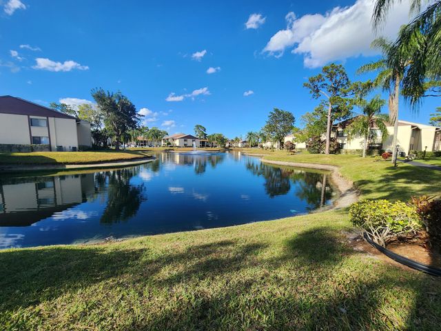 209 Pine Hov Circle B-2, Greenacres, FL 33463