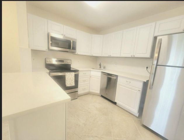 209 Pine Hov Circle B-2, Greenacres, FL 33463